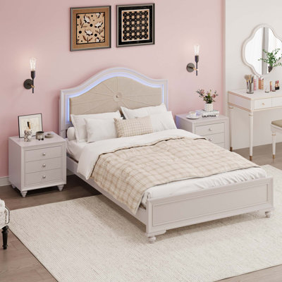 Ensemble de chambre à coucher 3 pièces avec grand lit en bois et tête de lit tapissier cachée à DEL + 2 tables de chevet, gris crème