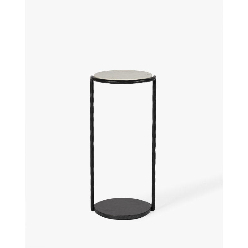 Table d'appoint Tiernan en marbre noir et blanc avec structure sculpturale en fer, idéale pour le salon ou l'entrée.