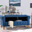 Banc à boutons de 62 po pour la chambre à coucher, le salon et le vestibule en bleu avec accoudoirs rembourrés en tissu moderne