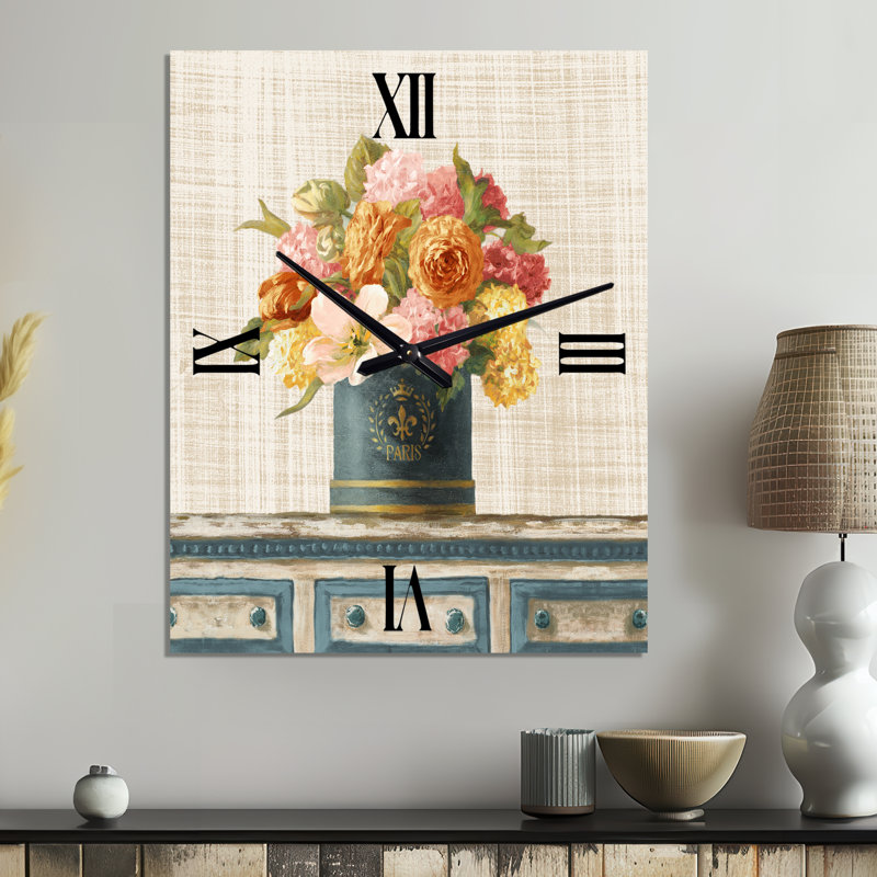 Tulipes dans une boîte à chapeaux sarcelle et dorée sur lin - Horloge murale florale en métal, Petit