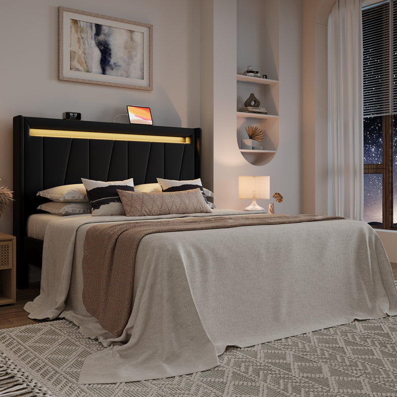 Base de lit tapissier moderne avec lumières DEL RVB, station de charge et tête de lit géométrique à oreilles, Noir, Grand