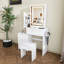 Ce meuble-lavabo moderne comprend 3 modes d'éclairage à DEL à luminosité réglable, 4 tiroirs et plusieurs tablettes de rangement ouvertes, un porte-sèche-cheveux et une prise de courant, une coiffeuse.-963745805