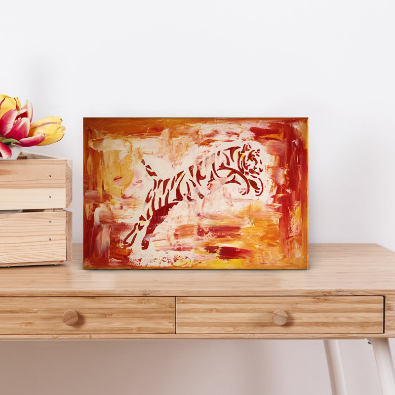 Peinture abstraite d'un tigre bondissant dans des tons chauds de rouge, orange et jaune, H 18 po x l 12 po