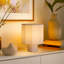 Lampe de table en pierre de travertin à DEL 10 po avec abat-jour géométrique crème Cleo
