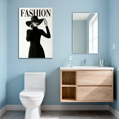 Mannequin en robe noire et chapeau