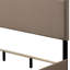 Grand lit confortable beige avec panneau et garniture cloutée captivante