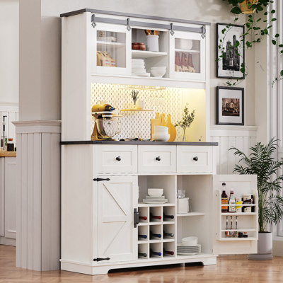 Armoire-bar 71 pouces avec rangement interne, huche, porte coulissante, prise de courant, panneau perforé, support à vin et à verres, 3 tiroirs, bar à café rustique, chêne blanc
