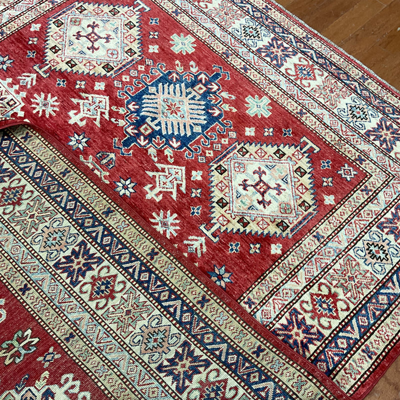Tapis en laine super Kazak fait à la main Bungalow Rose