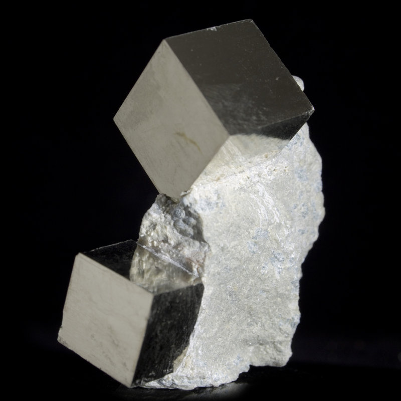 Double cristaux de pyrite cubiques sur mini-matricielle