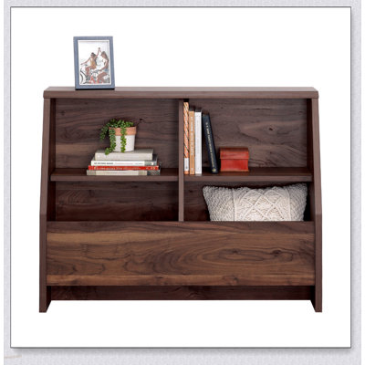Bibliothèque Mid-Century moderne avec beaucoup de rangement, parfaite pour organiser et exposer des livres et des décorations dans n'importe quelle pièce.