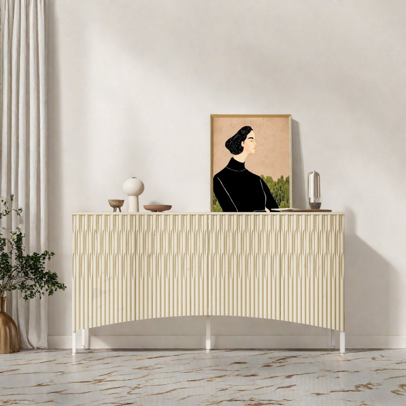 Élégant buffet avec portes inférieures incurvées avec rainure arquée dans un style élégant à quatre portes, convenant aux salons, aux entrées et aux bureaux