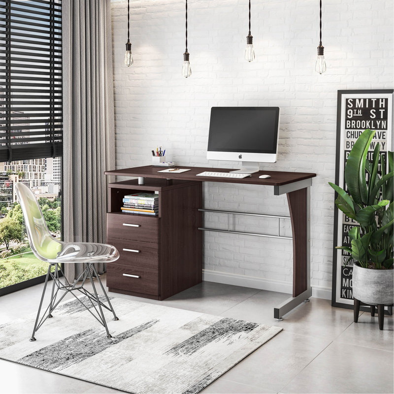 Bureau d'ordinateur avec beaucoup de rangement
