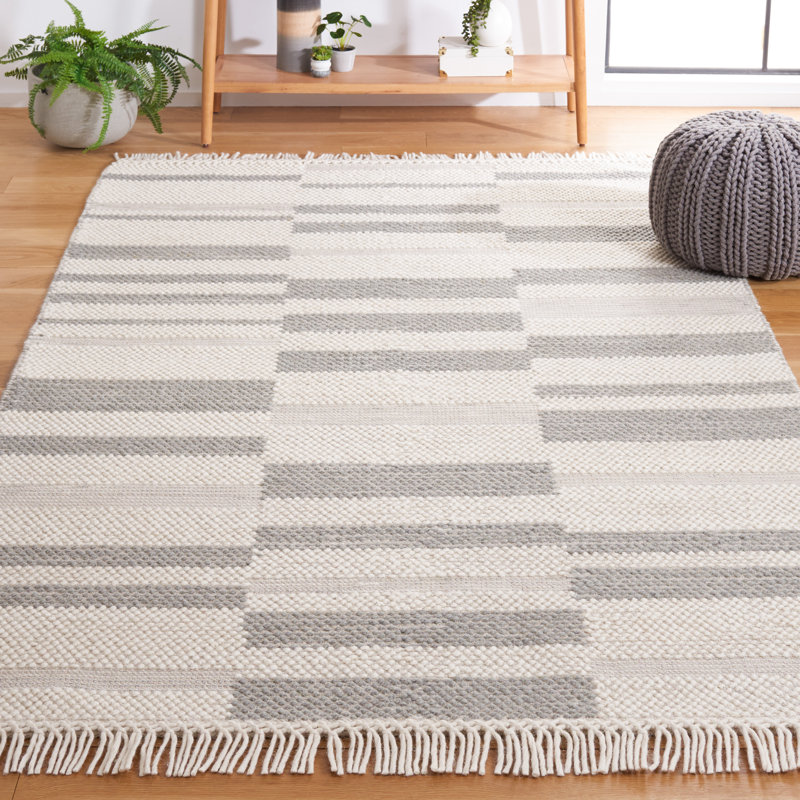 Charvik Machine Made Area Rug in Ivory/Gray, Rectangle 5' x 8'