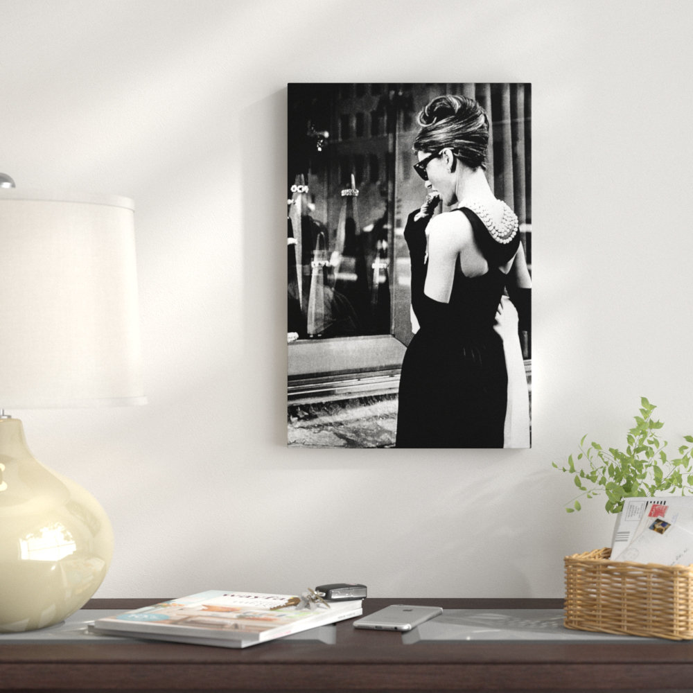 Audrey Hepburn Breakfast At Tiffanys Window