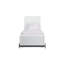 Lit blanc double avec lit gigogne simple et placage de bouleau exquis captivant