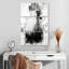 Coq Brampt regardant en noir et blanc-108617656