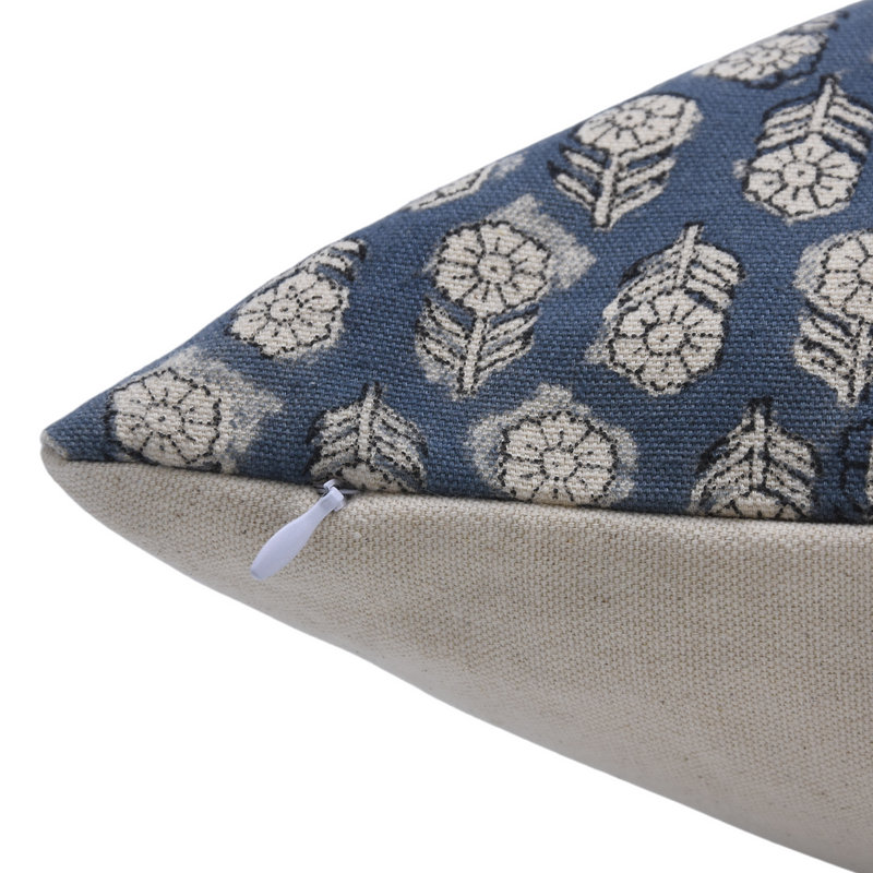Housse de coussin en coton imprimé à la main Fabividine - Tulsi Buti, Carré, 24 po x 24 po