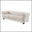 Le canapé Chesterfield en tissu de lin beige allie élégance intemporelle et confort inégalé pour les espaces de vie modernes.-1446740996