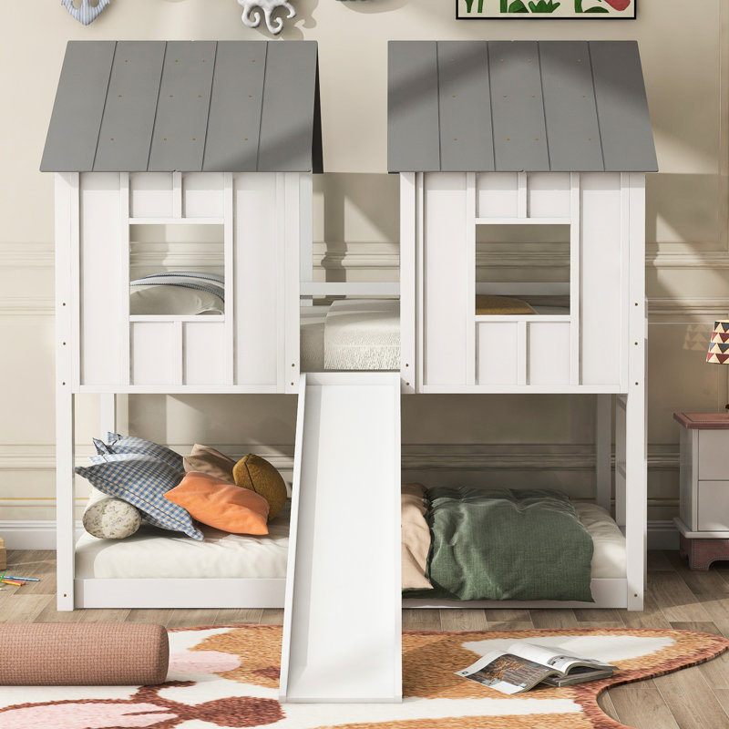 Lit superposé simple au-dessus d'une maison avec glissade - Créez une chambre de réception blanche