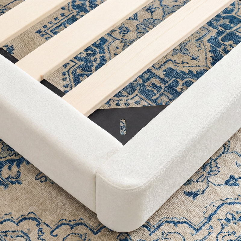 Base de lit tapissier avec tête de lit grand format en velours crème, lattes en bois massif et pieds en métal, Grand lit