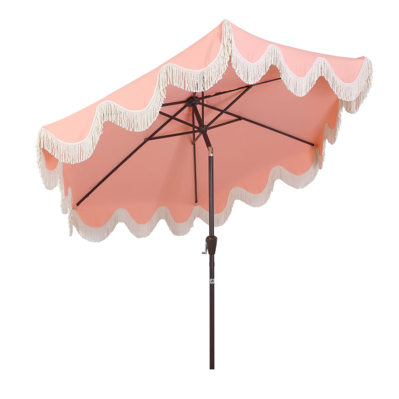 Parasol d'extérieur à frange bohémienne de 9 pi avec manivelle et inclinaison Collins, roseau corail / crème résistant aux rayons UV, mât brun foncé