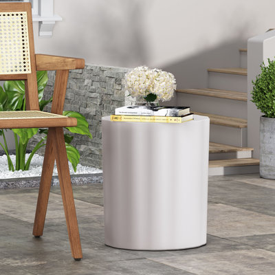 Table d'appoint durable en béton léger, parfaite pour le patio et le jardin, rehaussant tout espace extérieur avec style et fonctionnalité.