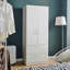 Armoire en bois à deux portes avec deux tiroirs et barres suspendues en blanc