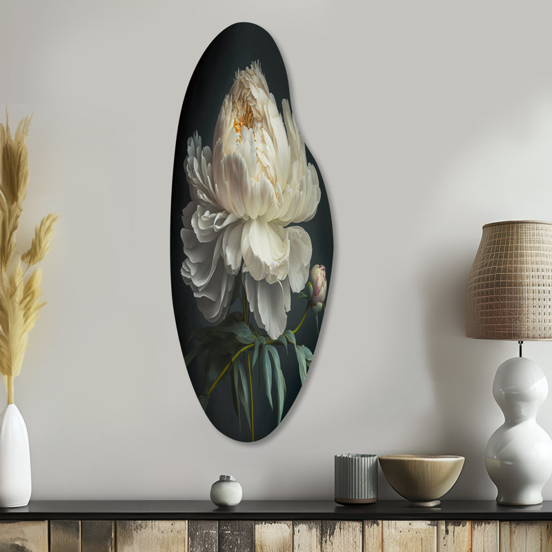 Blooming White Peony V - Art mural asymétrique floral en forme de pivoine florale, H 38 po x l 15 po