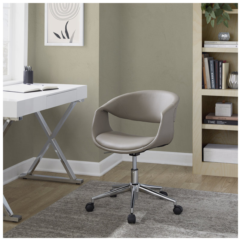 Chaise de bureau en similicuir gris pâle avec piètement en métal chromé et hauteur réglable