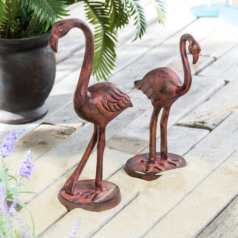 Statue de flamant rose vieilli
