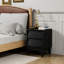 Table de chevet de chambre à coucher en noir, conception biseautée de style rétro, pieds en bois massif pour une fonctionnalité de biseau rétro moderne Mid-Century, un look contemporain