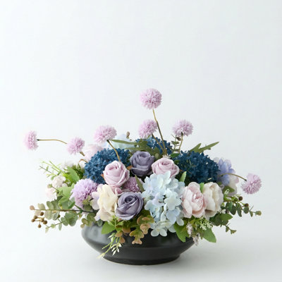 Arrangement de fleurs artificielles dans un vase, fausse rose et hortensia avec pot en céramique noir mat, pièce maîtresse florale artificielle avec eucalyptus pour table de salle à manger, salon, décoration de mariage