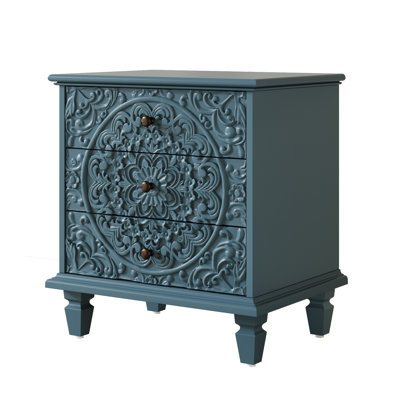 Table de chevet bleue à 3 tiroirs en bois sculpté, style ferme vintage avec motifs en relief, idéale pour la chambre à coucher et le salon.