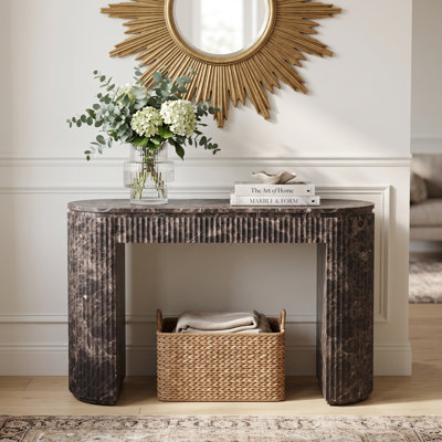 Console Mackenzie moderne à bords cannelés, table d'entrée ovale aspect travertin avec côtés texturés nervurés, plateau en placage imitation marbre, meuble d'appoint en MDF pour entrée.