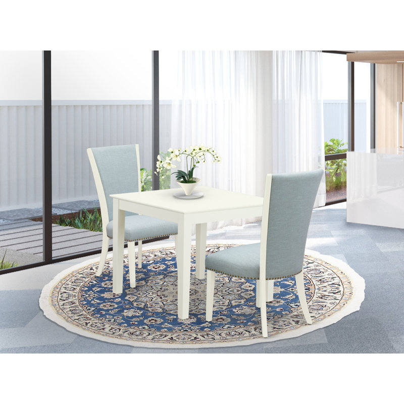 L'ensemble de table de salle à manger 3 pièces pour petits espaces comprend une table de salle à manger carrée et 2 chaises Parsons en tissu bleu bébé, blanc lin
