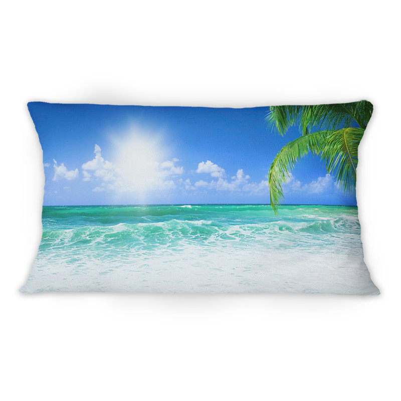 Coussin décoratif à imprimé nautique et côtier Beautiful Beach With Bright Sun