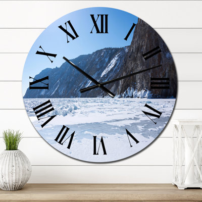 Côte de l'île Russion dans le lac pendant l'hiver - Horloge murale traditionnelle