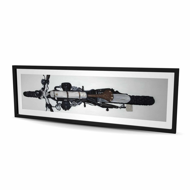 Vue de dessus d'une moto - reproduction encadrée de chambre noire