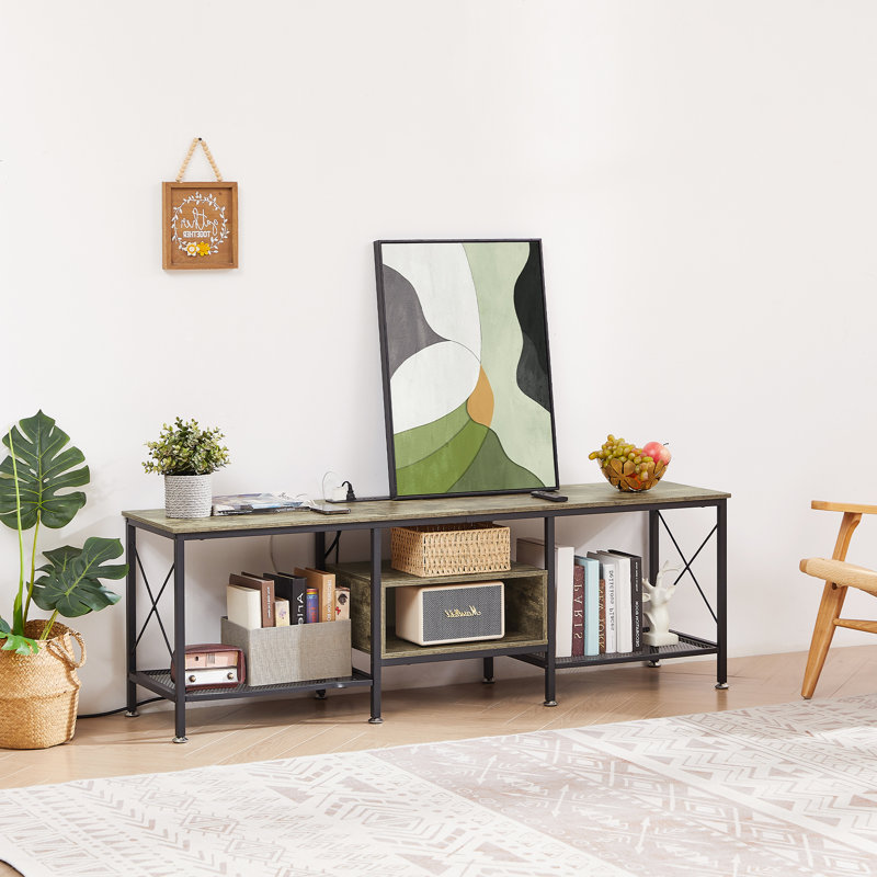 Meuble télé Pridgen pour téléviseur de 65 po avec prises de courant, centre de divertissement gris rustique avec tablettes de rangement ouvertes pour téléviseurs de 65 po ou moins, console média industrielle avec station de charge pour le salon, la chambre à coucher et l’appartement