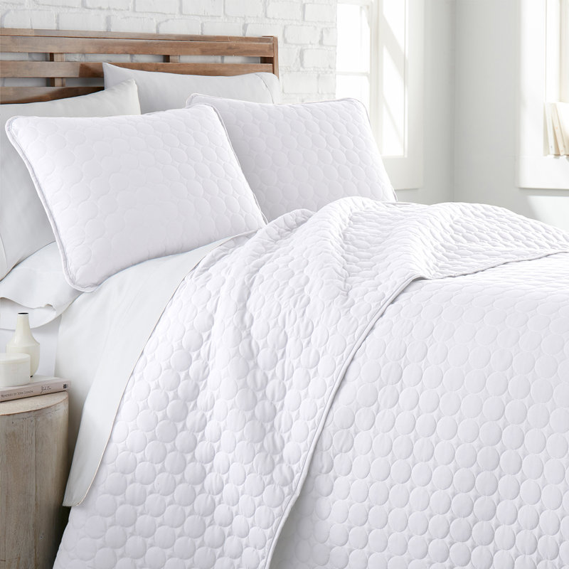 Southshore Fine Linens Southshore Essentials Quilt Set in Bright White, Double-Brushed Microfiber Oversized Embroidered Lightweight Quilt with 2 King Pillow Shams, King / California King