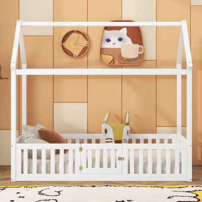 Lit simple pour enfant avec clôture et porte, bois de pin massif, motif délavé délavé, blanc