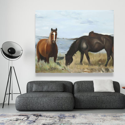 Chevaux mangeant dans la prairie