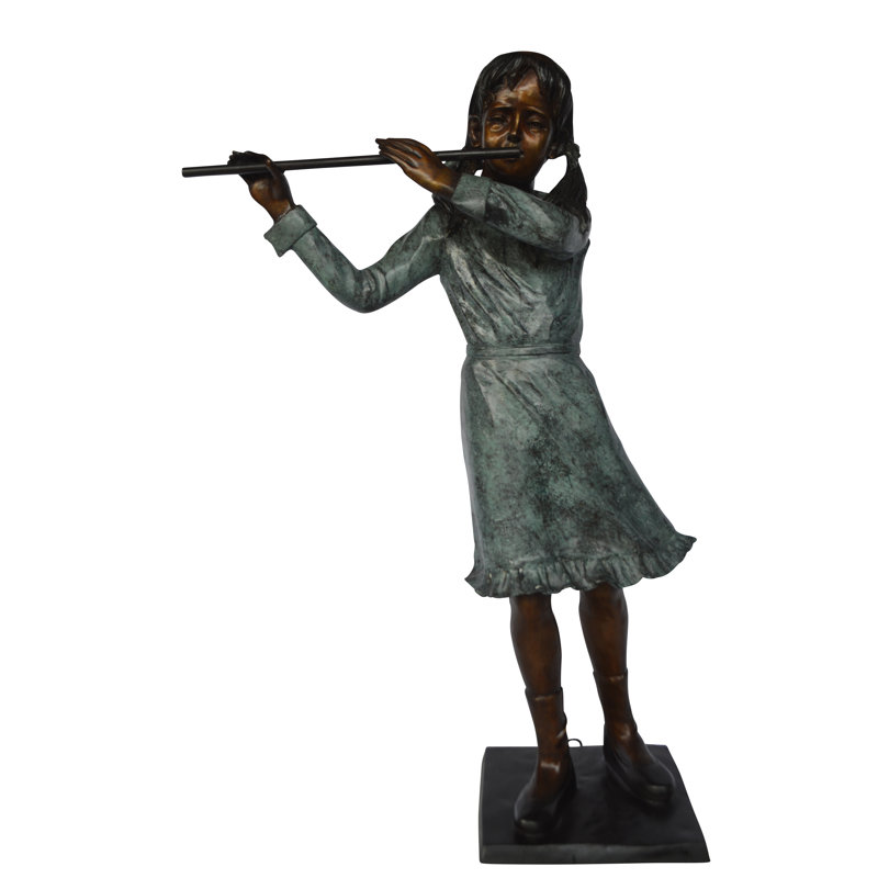 Grande fille en bronze jouant de la flûte - Taille: L 30 po x l 15 po x H 50 po.