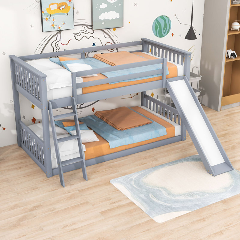 Lit superposé simple au-dessus de simple avec glissière et échelle, garde-corps