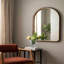 Miroir arqué 23,6 po x 35,4 po à deux tons noir mat et bois naturel