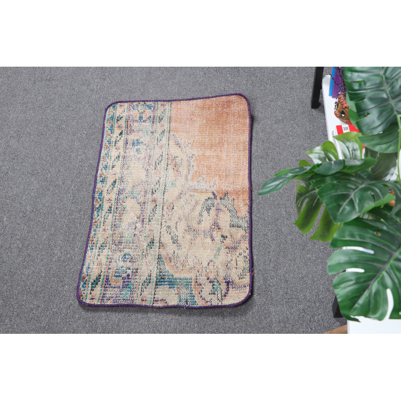 Découvrez l'élégance intemporelle de ce tapis rouge turc de style rétro, parfait pour les salles de bain et comme tapis de porte moderne