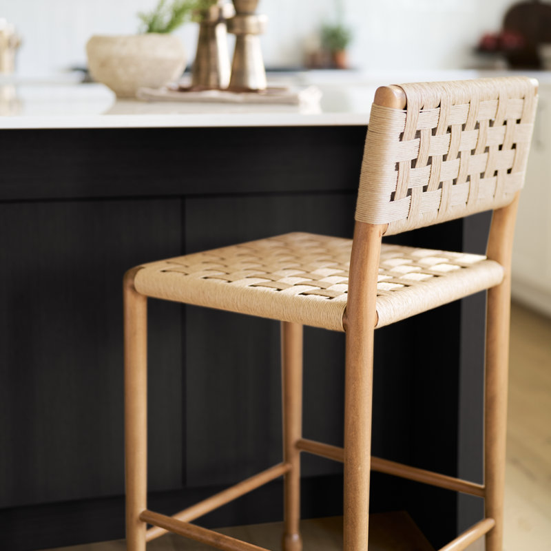 Le tabouret de comptoir Brinley est fabriqué à partir de corde de papier naturel durable, avec un siège et un dossier à double tissage sur un cadre en bois brun robuste.