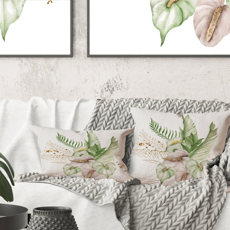 Bouquet tropical avec fleurs et feuilles d'or II - coussin décoratif imprimé tropical, 18 po x 18 po