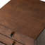 Table de chevet avec 2 tiroirs, petite table d'appoint en noyer - Design moderne, façade en angle, quincaillerie dorée rétro, rangement facile à glisser, se fond dans n'importe quelle pièce