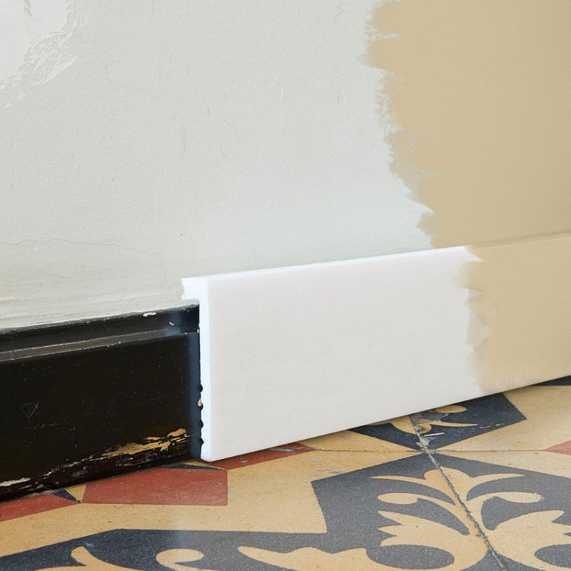 Base en polystyrène blanc apprêté de 0,875 po d'épaisseur x 4 po de largeur x 78,75 po de longueur